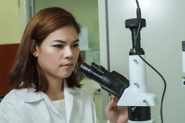Jeune femme technicienne ou femme asiatique scientifique travaillant avec multichan — Photo