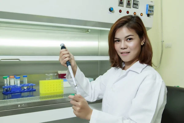 Jeune femme technicienne ou femme asiatique scientifique travaillant avec multichan — Photo