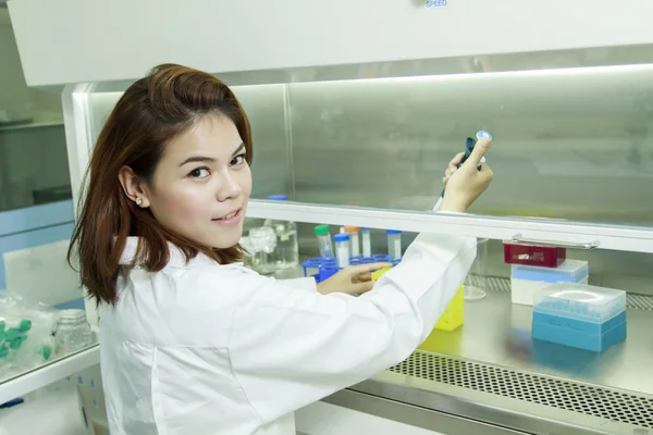 Joven mujer tecnología o mujeres asia científico trabajando con multichan — Foto de Stock