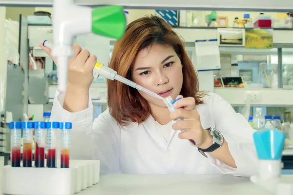 Jeune femme technicienne ou femme asiatique scientifique travaillant avec multichan — Photo