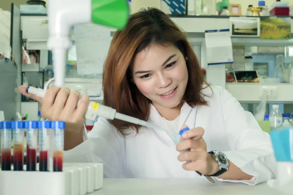 Jeune femme technicienne ou femme asiatique scientifique travaillant avec multichan — Photo