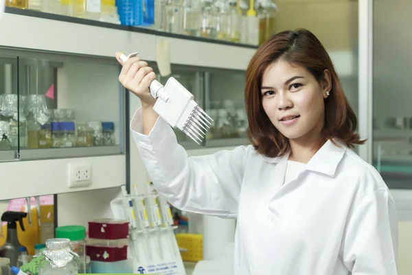 若い女性技術や女性アジアの科学者 multichan での作業 — ストック写真