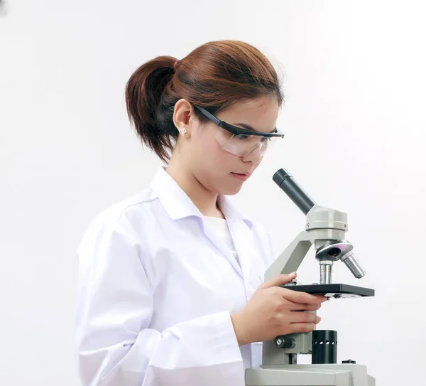 Giovane tecnologia femminile o donne asiatiche scienziato che lavorano laboratorio biologico — Foto Stock