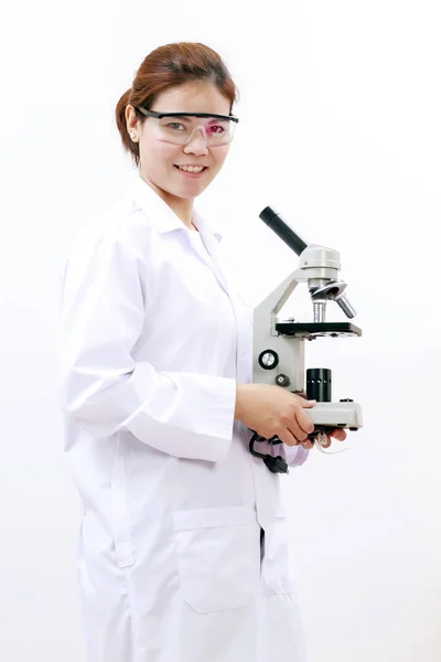 Молодая женщина-техник или женщина-ученый из Азии, работающая в биологической лаборатории — стоковое фото