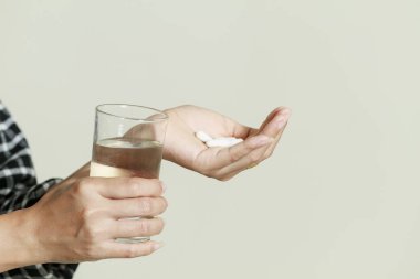 Asya kadınlar ilaçlar ve vitamin hasta ve h yardım alıyor