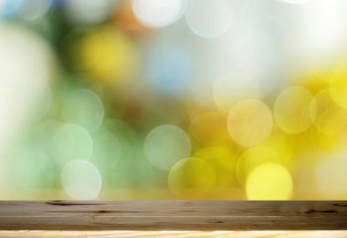 Ahşap masa soyut dairesel bokeh backgroundand üzerinde en iyi Bokeh git