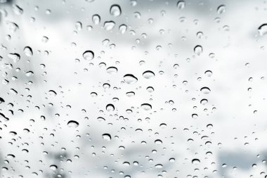 su damlaları ve mavi arka plan