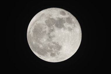 Dolunay gecenin karanlığında