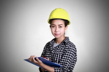 Asyalı kadın mühendisler ve teknisyenler t listede kontrol ediyor