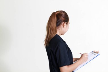 Asyalı kadın mühendisler ve teknisyenler t listede kontrol ediyor