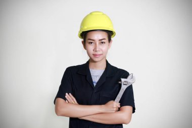 Mühendisler ve teknisyenler makine tamir için bir İngiliz anahtarı tutan