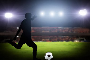 Futbol hedefe ateş bir oyuncu silüeti. Işıkları 