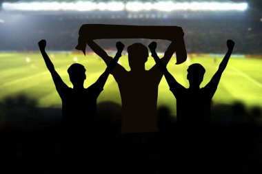 Futbolda bir maç ve seyirci futbol taraftar siluetleri