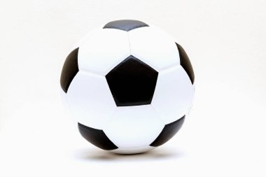 beyaz izole futbol ve futbol topu