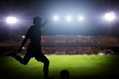 Futbol hedefe ateş bir oyuncu silüeti. Işıkları 