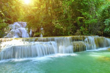 Huay Mae Kamin şelale ve ahşap Kanchanaburi il kat. T