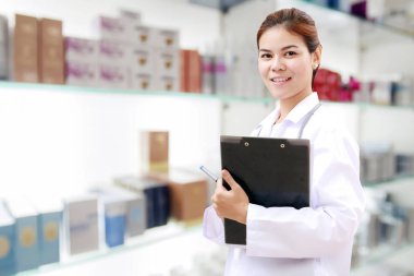 Eczacı kimyager ve Sağlık kadın Asya stethoscop ile doktor