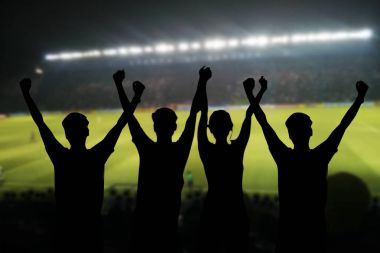 Futbolda bir maç ve seyirci futbol taraftar siluetleri