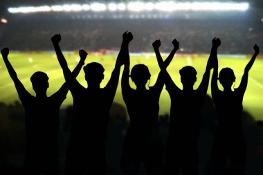 Futbolda bir maç ve seyirci futbol taraftar siluetleri