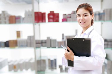 Eczacı kimyager ve Sağlık kadın Asya stethoscop ile doktor