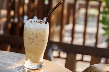 Ahşap bir masa üzerine buz cappuccino kahve