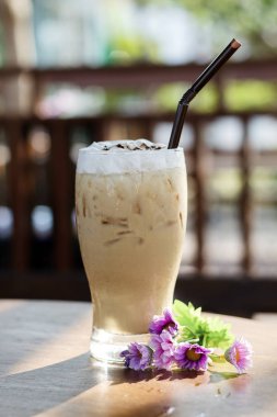 Ahşap bir masa üzerine buz cappuccino kahve