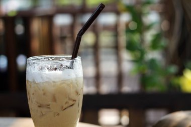 Ahşap bir masa üzerine buz cappuccino kahve