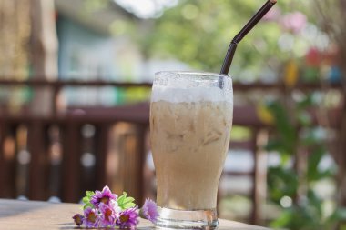 Ahşap bir masa üzerine buz cappuccino kahve