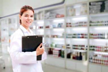 Eczacı kimyager ve Sağlık kadın Asya stethoscop ile doktor