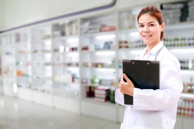 Eczacı kimyager ve Sağlık kadın Asya stethoscop ile doktor