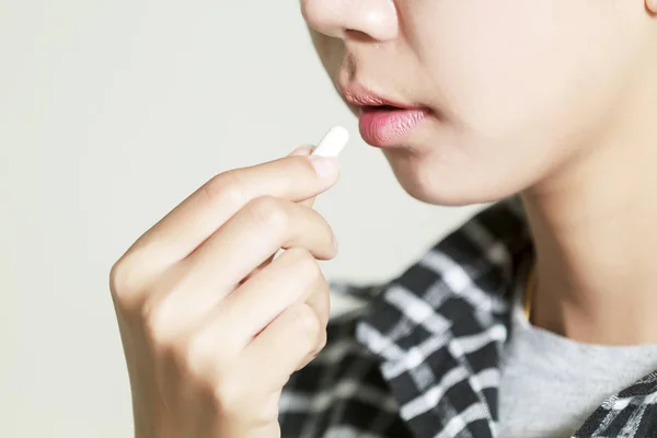 Asya kadınlar ilaçlar ve vitamin hasta ve h yardım alıyor — Stok fotoğraf