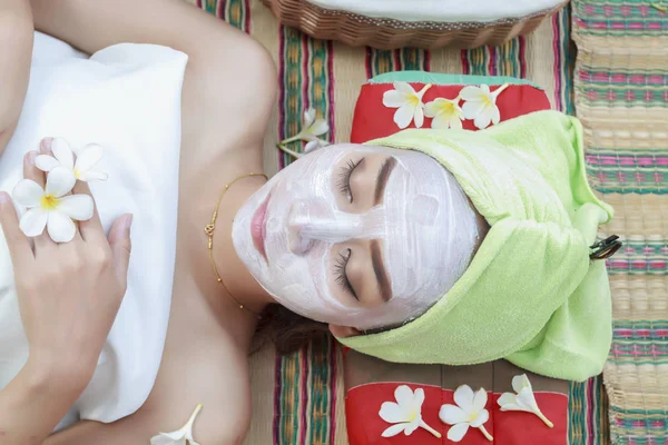 Retrato de hermosa mujer asia en el ambiente de spa y Beautifu — Foto de Stock