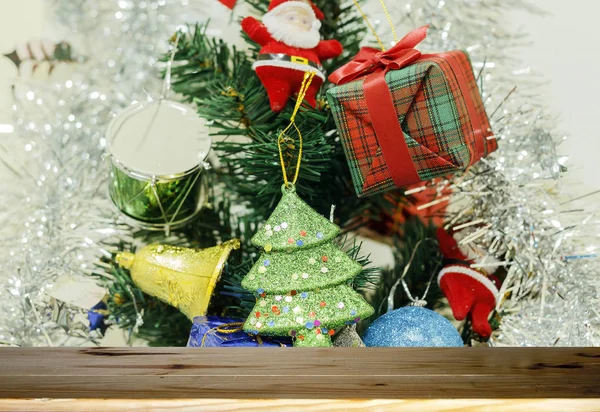 Tampo da mesa de madeira no feliz ano novo e enfeites de Natal no — Fotografia de Stock