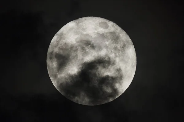 Повний місяць у темну ніч — стокове фото