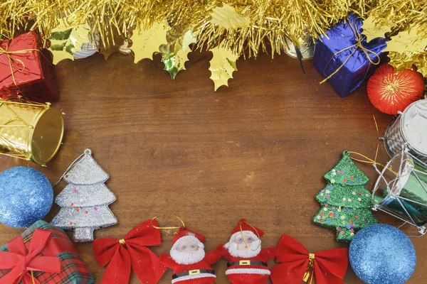 Feliz ano novo e enfeites de Natal na árvore de Natal sagacidade — Fotografia de Stock