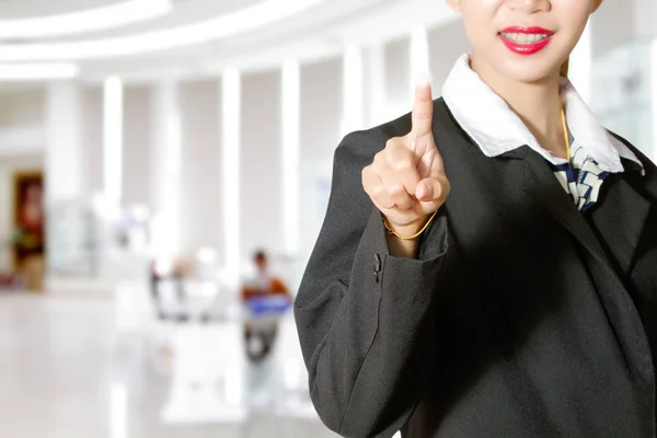 Femmes d'affaires toucher à la main écran virtuel vide sur bac d'affaires — Photo