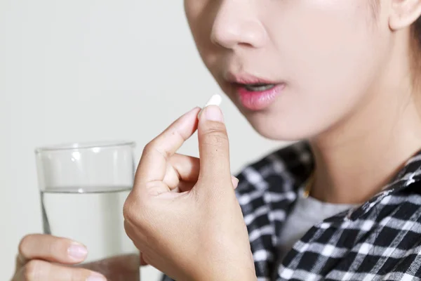 Asie femmes prennent des médicaments et des vitamines pour aider Malade et h — Photo