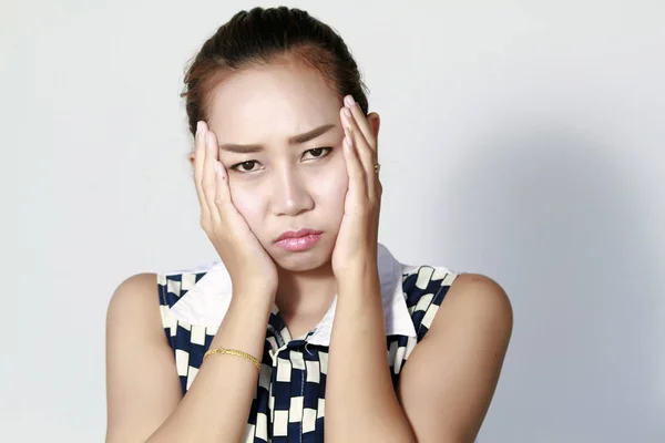 Mulheres asiáticas Há muitos têm uma dor de cabeça e dor de dente depois — Fotografia de Stock