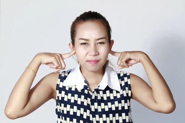 Asiática mujer mano oreja porque yo no quiero escuchar y saber no —  Fotos de Stock