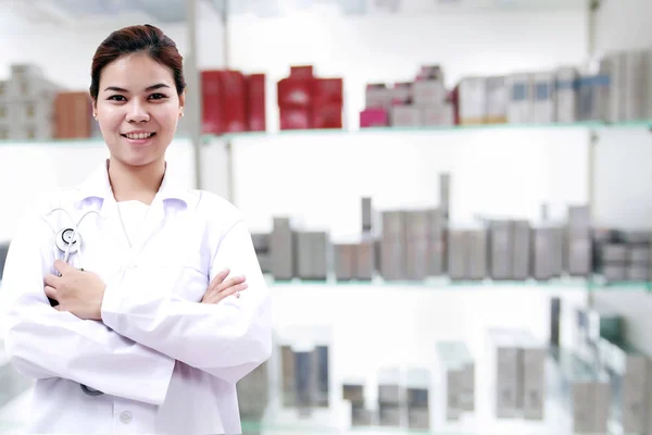 Farmacista chimico e medico medico donna asia con stethoscop — Foto Stock