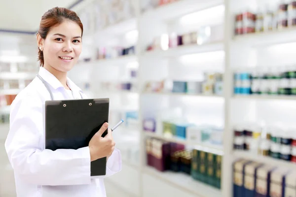 Farmacêutico químico e médico médico mulher ásia com stethoscop — Fotografia de Stock