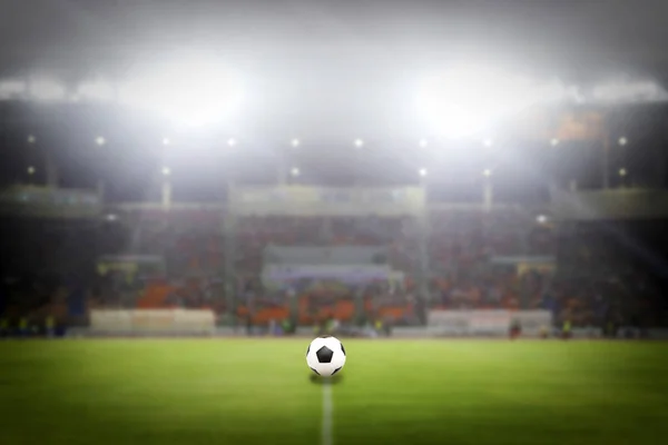 Fotbalové míče na Green Field z fotbalového stadionu pro pozadí — Stock fotografie