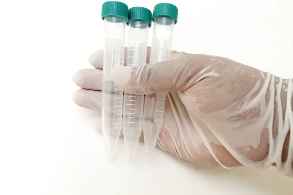 Cientista segurando tubo de ensaio vazio Para a experiência sangue sampl — Fotografia de Stock