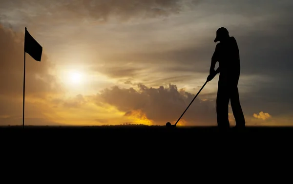 Golfçüler silüeti süpürme hit ve golf sahası içinde s tutmak — Stok fotoğraf