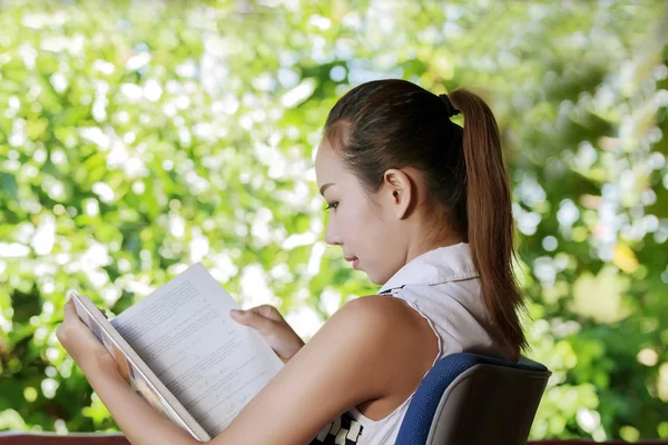 Portret Azië vrouwen lezen boek buiten voor ontspannen tijd — Stockfoto
