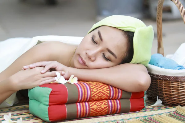 Retrato de hermosa mujer asia en el ambiente de spa y Beautifu — Foto de Stock