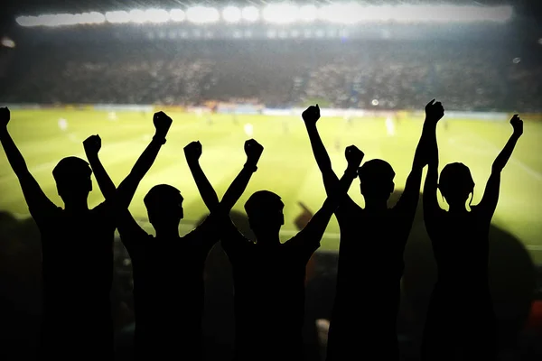 Силуети шанувальників футболу в матчі і глядачів на футболі — стокове фото