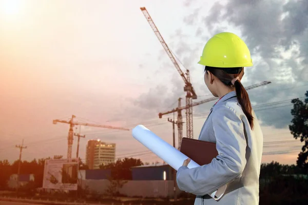 Portret vrouwen Azië ingenieur werken en blauwdrukken houden bij c — Stockfoto