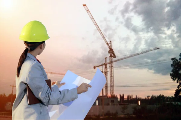 Portret vrouwen Azië ingenieur werken en blauwdrukken houden bij c — Stockfoto