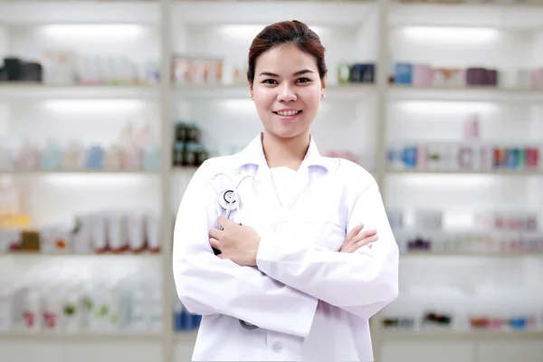 Farmacéutico químico y médico médico mujer asia con stethoscop — Foto de Stock